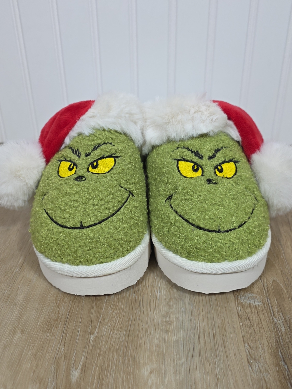 🆕️American Eagle / Grinch Holiday Very Soft Faux Fur Lined Xmas Slippers